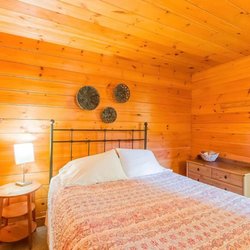 The Lodge at Raven Creek - Lodge bedroom