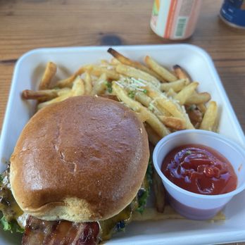 Rainier BaseCamp Bar & Grill - Pizza Near Me - Ashford, Washington