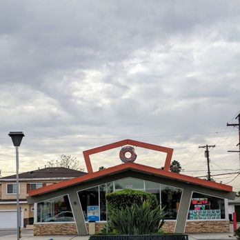 B & B Donuts - Gorgeous renovations! Best blueberry glazed donut in the world right here. 24 hours?! Who could ask for more?! - Donuts Near Me - Fullerton, California