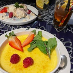 Restauracja Zakątek - Crème Brûlée vorn Mascarpone hinten