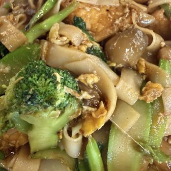 King Thai Cuisine - Pad See Ew - Thai Near Me - Honolulu, Hawaii King Thai Cuisine - Pad See Ew - Thai Near Me - Honolulu, Hawaii