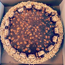 Slices Fabulous Cakes - The Snickers cheesecake!