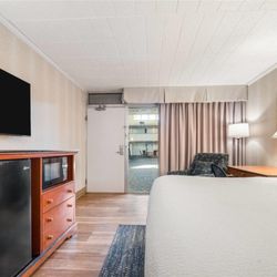 Ramada by Wyndham State College Hotel & Conference Center - Guest room