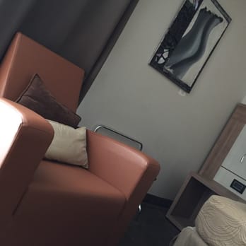 DoubleTree by Hilton Hotel Milan - Clean 70s - Hotels Near Me - Milan, Michigan