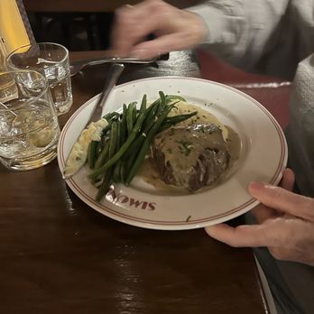 Simonette - Steak Diane with mashed potatoes green beans - French Near Me - Culver City, California Simonette - Steak Diane with mashed potatoes green beans - French Near Me - Culver City, California