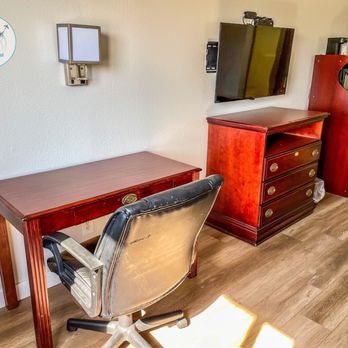 Super 8 by Wyndham Neosho - In-Room Work Desk - Hotels Near Me - Neosho, Missouri