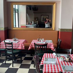 Giorgio’s Pizzería & Trattoría - Dinning room