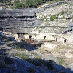 Anfiteatro romano - L'anfiteatro, con le gradinate in legno che fino a qualche anno fa ospitavano il pubblico