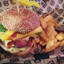 Bobby Burger - Duży burger sezonowy: mango, ostry sos śliwkowy i pozostałe, standardowe dodatki. 28PLN
