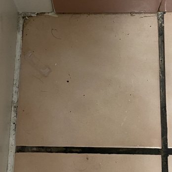 Days Inn by Wyndham Clinton - Dirty floors in the bathroom - Hotels Near Me - Clinton, Oklahoma