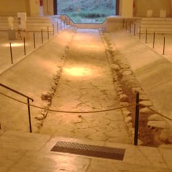 Museo Delle Navi Di Nemi - Strada romana all'interno del museo