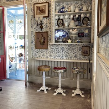 High-Pie - Sitting area on the waiting area for your orders - Themed Cafes Near Me - Oceanside, California