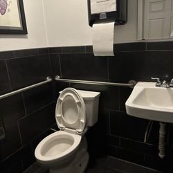 Larry's Giant Subs - Restrooms