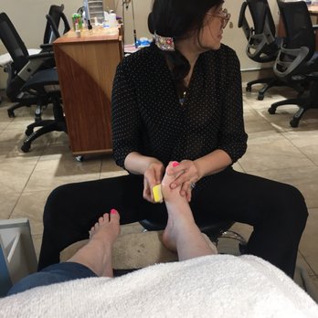 California Nails Design - Scrubbing the bottom of my feet AFTER color is already on my toes ? How do you forget to scrub and massage before color ?!? - Nail Salons Near Me - El Cajon, California