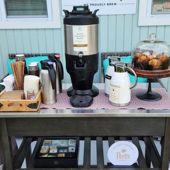 Islander Inn - The picture is the cute breakfast setup outside. - Hotels Near Me - Vero Beach, Florida Islander Inn - The picture is the cute breakfast setup outside. - Hotels Near Me - Vero Beach, Florida