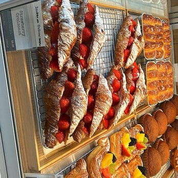 Paris Baguette - Bakeries Near Me - Glendale, California Paris Baguette - Bakeries Near Me - Glendale, California