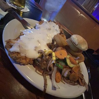 Refz Sports Bar & Grill - Fried Chicken dinner - Sports Bars Near Me - Guymon, Oklahoma