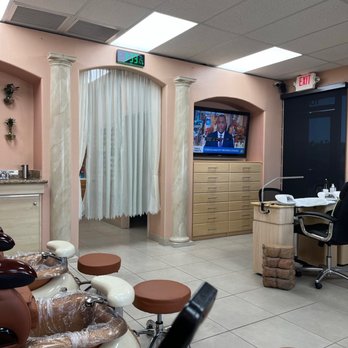 Q Nails & Spa - Clean & lots of room - Nail Salons Near Me - Las Vegas, Nevada Q Nails & Spa - Clean & lots of room - Nail Salons Near Me - Las Vegas, Nevada