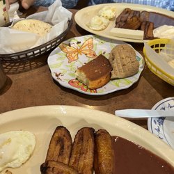 Dinora's Bakery Y Pupuseria - Desayuno típico
