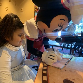 Goofy's Kitchen - American Near Me - Anaheim, California