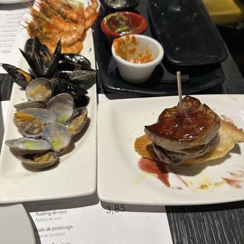Vinitus - Grilled sampler & tenderloin with foie - Tapas Bars Near Me - Barcelona, B