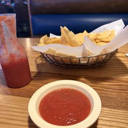 El Puerto Mexican Grill & Bar - Complimentary chips and salsa