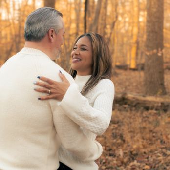 Morgan Swersey Photography - Mom and Dad dancing during family photography session in Reston, VA - Session Photography Near Me Morgan Swersey Photography - Mom and Dad dancing during family photography session in Reston, VA - Session Photography Near Me