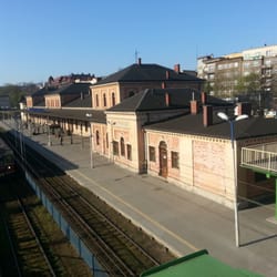 Dworzec PKP Bielsko-Biała Główna - Dworzec PKP w Bielsku-Białej. Widok z kładki łączącej z dworcem PKS