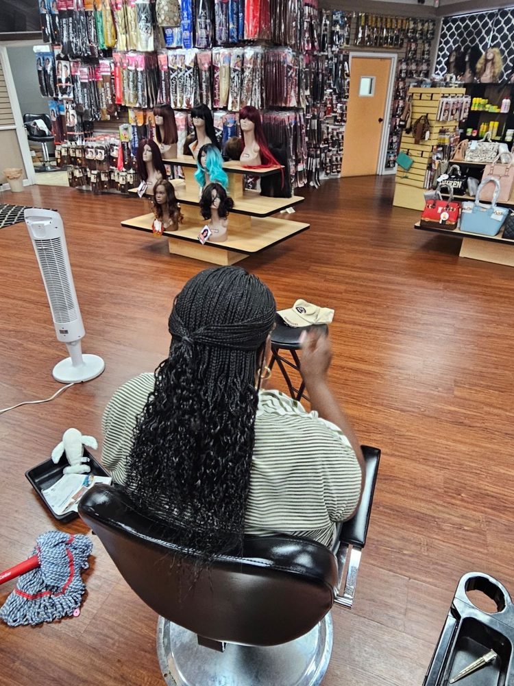 Lady-D Queen Braids & Weaves Logo