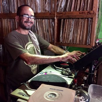 La Molcajetería - El propietario seleccionando la música para los comensales. - Tacos Near Me - Culiacán Rosales, SIN La Molcajetería - El propietario seleccionando la música para los comensales. - Tacos Near Me - Culiacán Rosales, SIN