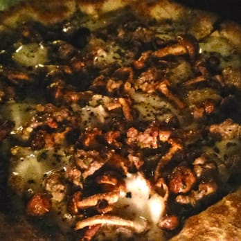 Gjelina - Duck Sausage, Nameko Mushroom, Garlic, Mozzarella, Shallot & Parmesan ($15) - 4 stars (Friday dinner 2015-01-16) - New American Near Me - Venice, California