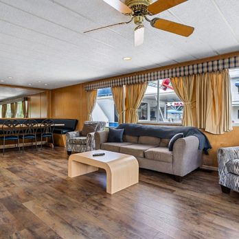 Mitchell Creek Marina - Interior of 84' Houseboat - Marinas Near Me - Allons, Tennessee Mitchell Creek Marina - Interior of 84' Houseboat - Marinas Near Me - Allons, Tennessee