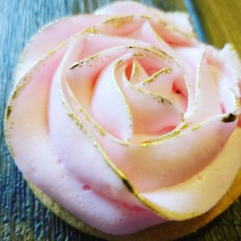 Binks Sweet Boutique - Pink w/gold edging buttercream sugar cookie - Custom Cakes Near Me Binks Sweet Boutique - Pink w/gold edging buttercream sugar cookie - Custom Cakes Near Me
