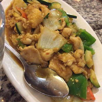 Crescent Moon - Curry chicken comes with onions, bell peppers, zucchini, and carrots - Chinese Near Me - Plano, Texas