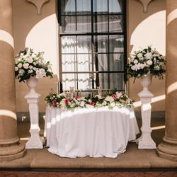 Maggie May Flowerz - Sweetheart table with mismatched flowers, and cake with the added liberties of surrounding the base with roses.