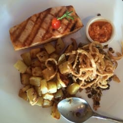 Dona Lenha - Salmão, batata cozida e arroz de lentilha acebolada... muito bom