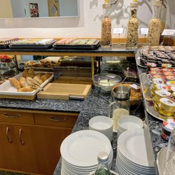 Hotel Erlenhof - Das Frühstücksbüffet bietet eine große Auswahl abgepackter Waren sowie eine Aufschnitt- und Obstplatte.