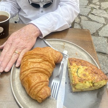Cafe la Maison Smith - Bacon quiche and croissant - Coffee & Tea Near Me - Quebec City, Quebec Cafe la Maison Smith - Bacon quiche and croissant - Coffee & Tea Near Me - Quebec City, Quebec