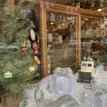 Bennison's Bakery - The cute Christmas window - Bakeries Near Me - Evanston, Illinois