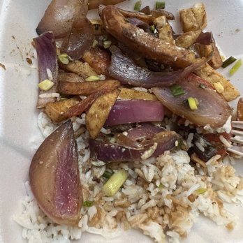 El Pollo Peruano - Lomo saltado with very little dry/tough beef with fries that looked like fried in dirty oil. No taste - Peruvian Near Me - Carson, California