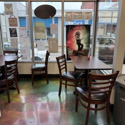 Leon's Caribbean Restaurant - Seating area