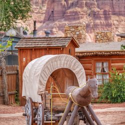 Bluff Fort Historic Site - Wagon in front of cabins