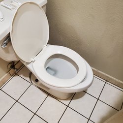 Super 8 Vallejo/Napa Valley - Mismatched toilet