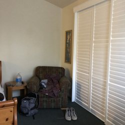 Firebaugh Riverfront Inn - Sitting chair in bedroom
