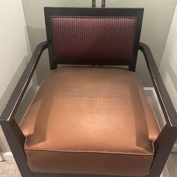 Mariposa Inn & Suites - Old dirty chair - Hotels Near Me - Monterey, California Mariposa Inn & Suites - Old dirty chair - Hotels Near Me - Monterey, California