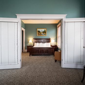 Montvale Hotel - King bed in suite - Hotels Near Me - Spokane, Washington