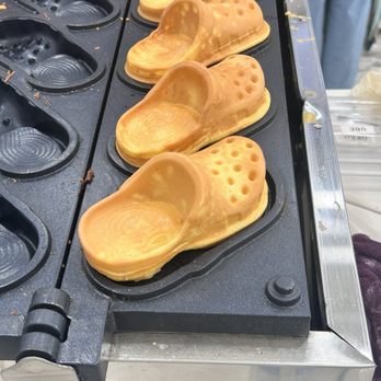 LA bean - Cute clog waffle with cheese filling - Vietnamese Near Me - Bellevue, Washington