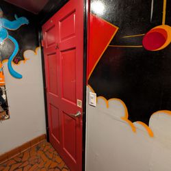 Rojo - Restroom, unisex.