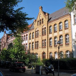 Ortsteil Borsigwalde - Gelbe Klinkerfassade im "Schulbaustil" :) - Local Flavor Near Me - Berlin, BE