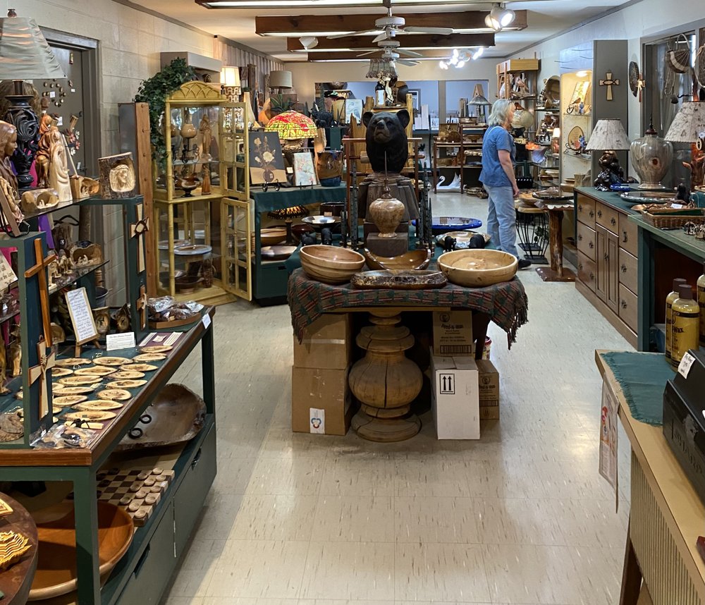 THE WOOD WHITTLERS 1402 E Pkwy, Gatlinburg, Tennessee Carpenters